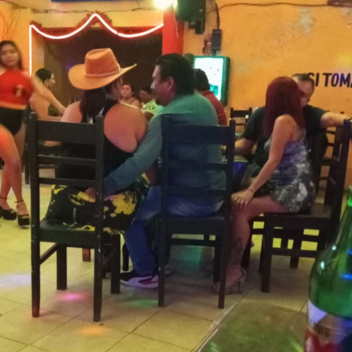 El bar Las Jícamas, propiedad de la familia del candidato, opera ilegalmente
