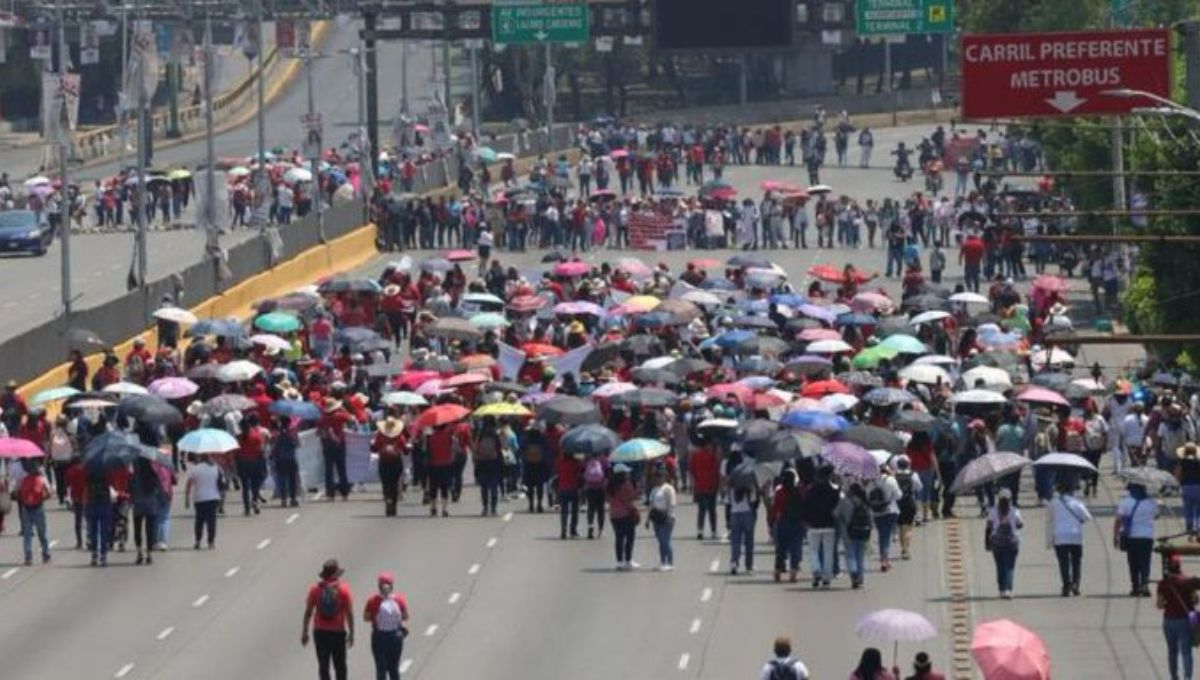 Protestas de la CNTE mantuvieron bloqueados los accesos a las Terminales 1 y 2 del AICM