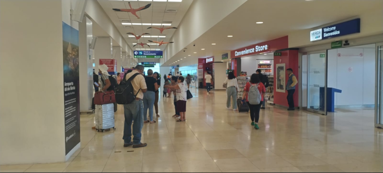 Pasajeros se mantienen en el aeropuerto de Mérida para abordar sus vuelos