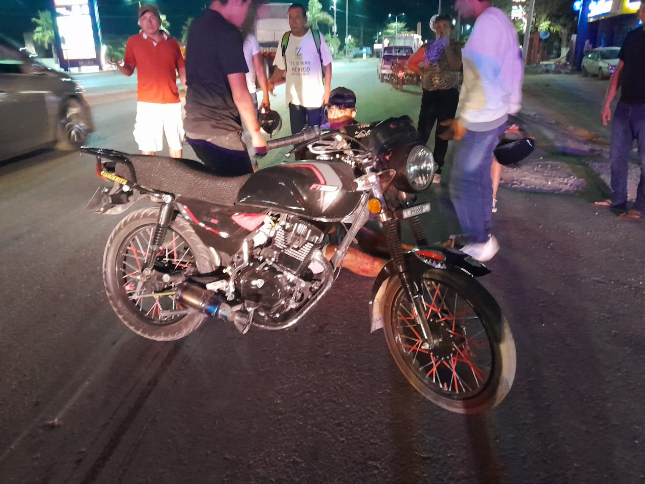 Personas resguardan la motocicleta involucrada en el accidente