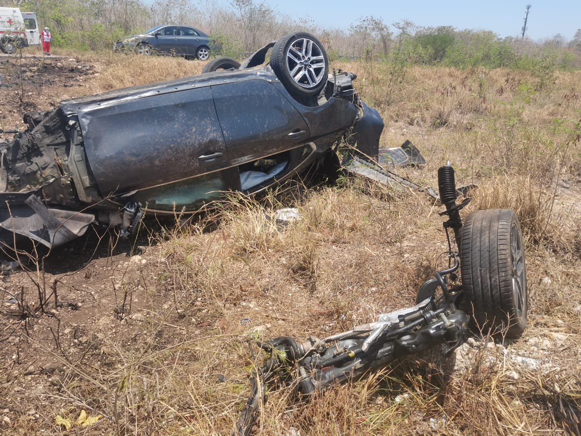 El carro terminó destrozado sobre el camellón