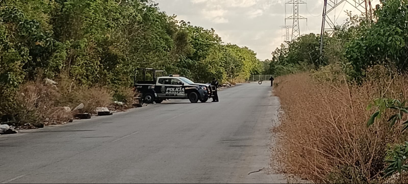 Agentes policiacos resguardan la zona en Cancún