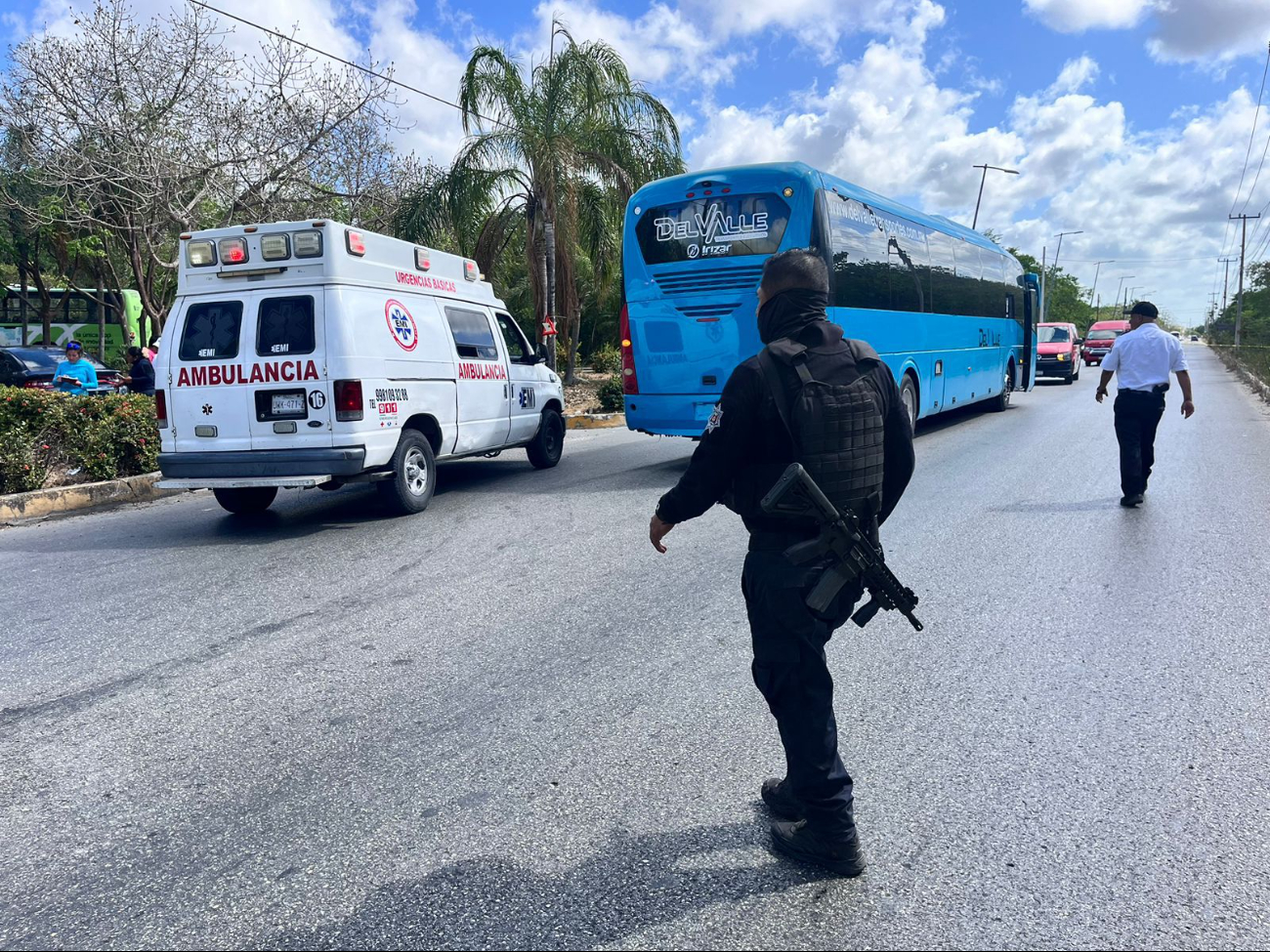 Autoridades de seguridad y ambulancias acordonaron el área en Cancún