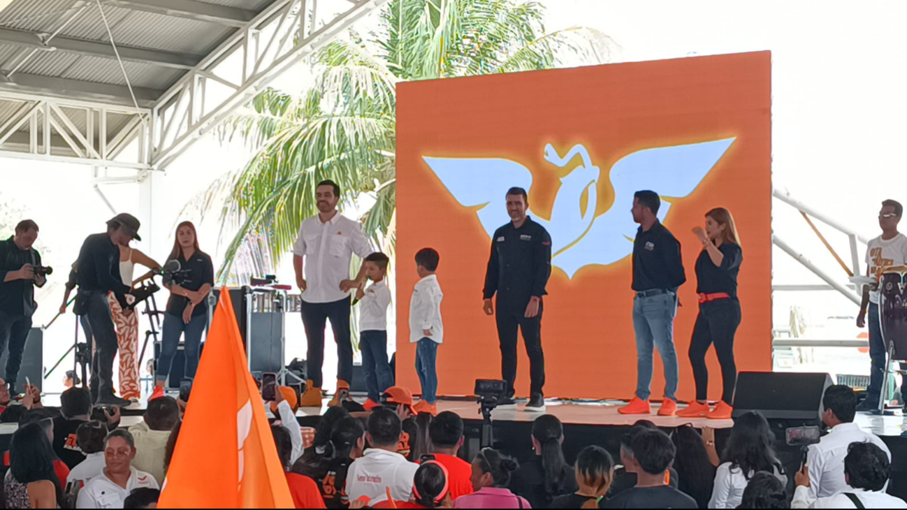 Jorge Álvarez Máynez pide un minuto de silencio por las víctimas de Nuevo León durante su breve evento en Ciudad del Carmen