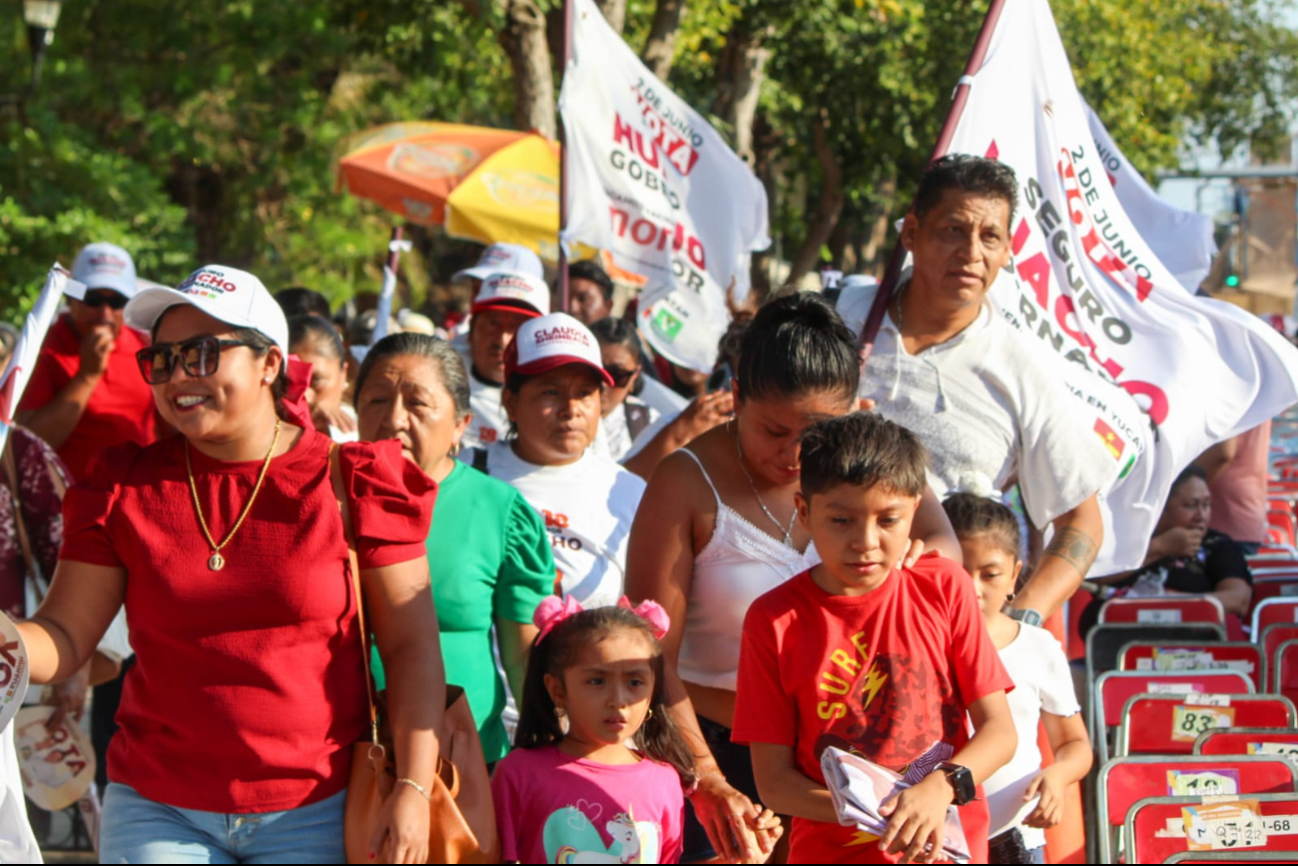 Familias completas de simpatizantes de Claudia Sheinbaum arribaron al Monumento a la Patria