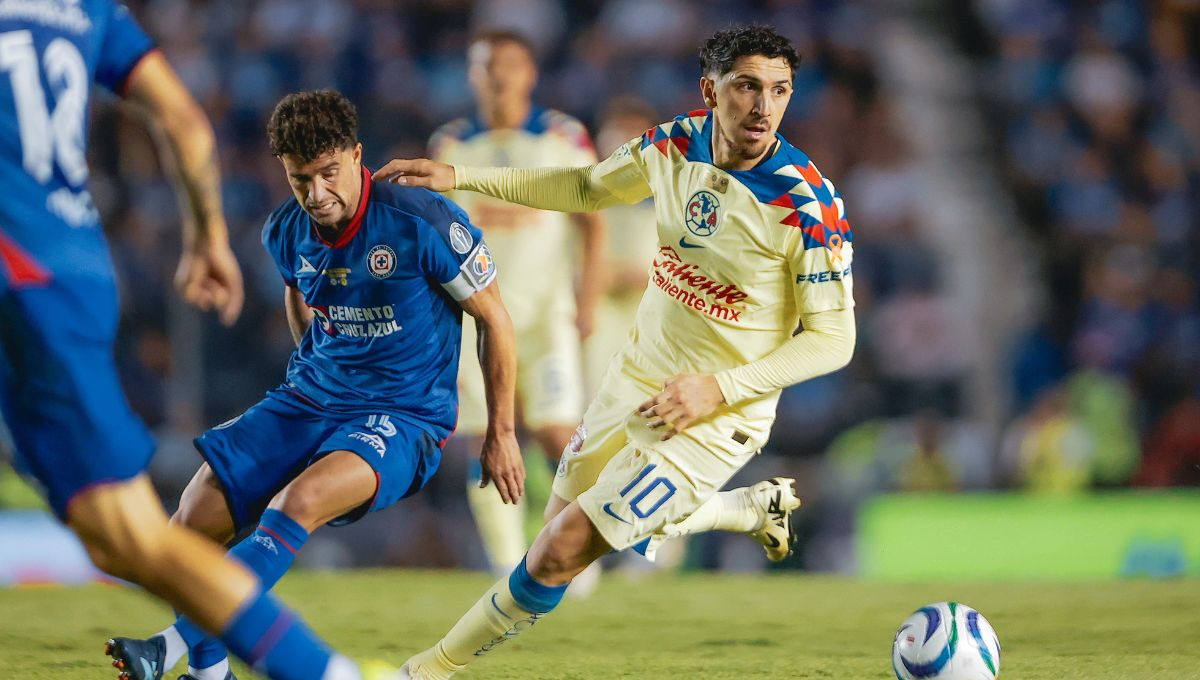 Ignacio Rivero y Diego Valdés disputan el esférico en el Cruz Azul vs América