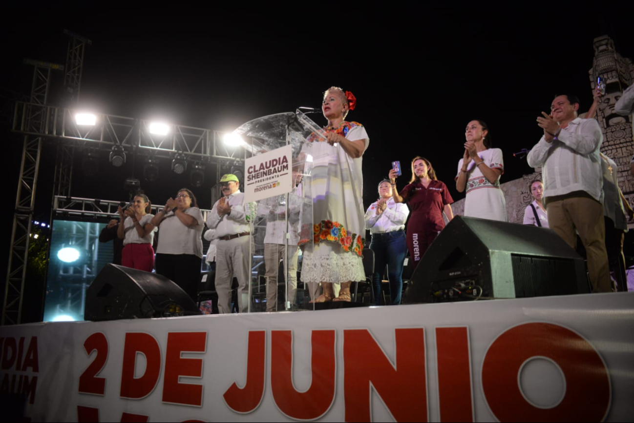 La candidata del PRD acudió al evento de Morena, lo que causó sorpresa entre los asistentes