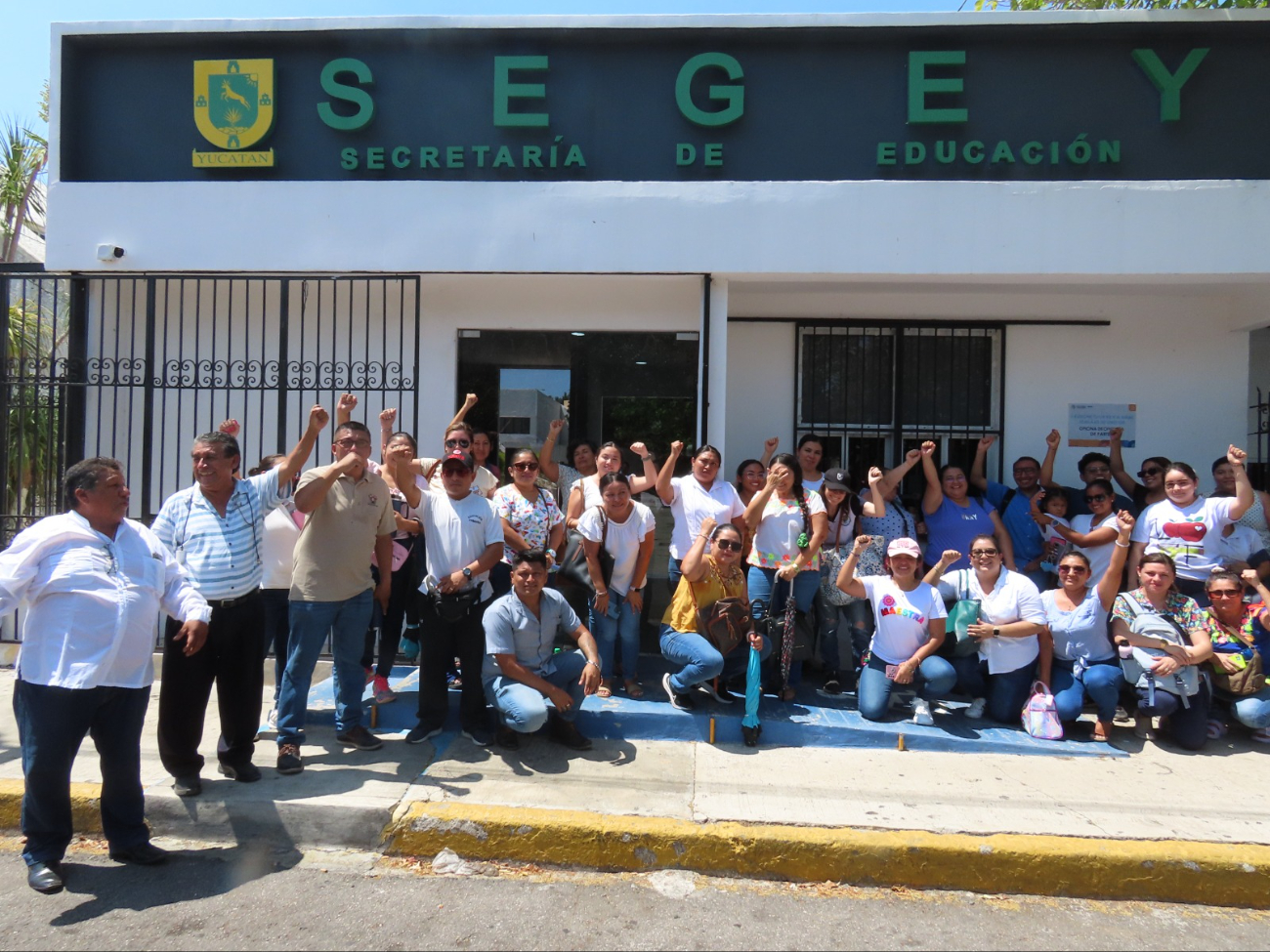 Más de 300 maestros protestan en la Secretaría de Educación en Mérida; exigen aumento salarial