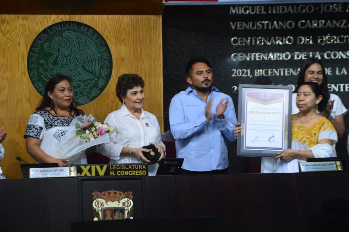 Recibe premio 'María Lavalle Urbina' la poeta campechana Briceida Cuevas Cob