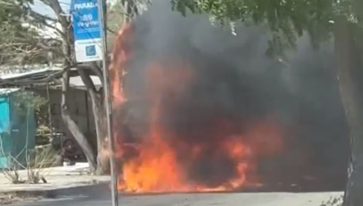 Camión de pasajeros se incendia en la avenida Yucatán de Mérida: VIDEO
