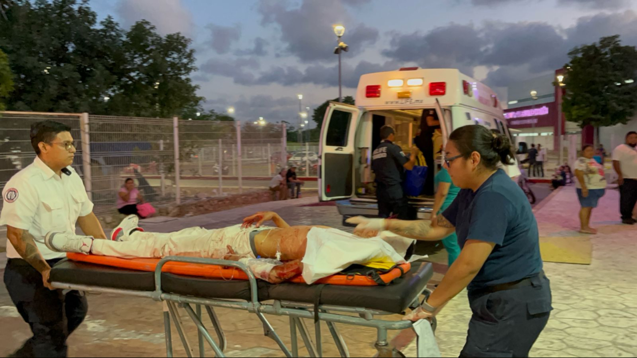 El hombre herido fue auxiliado por personal médico en Cancún