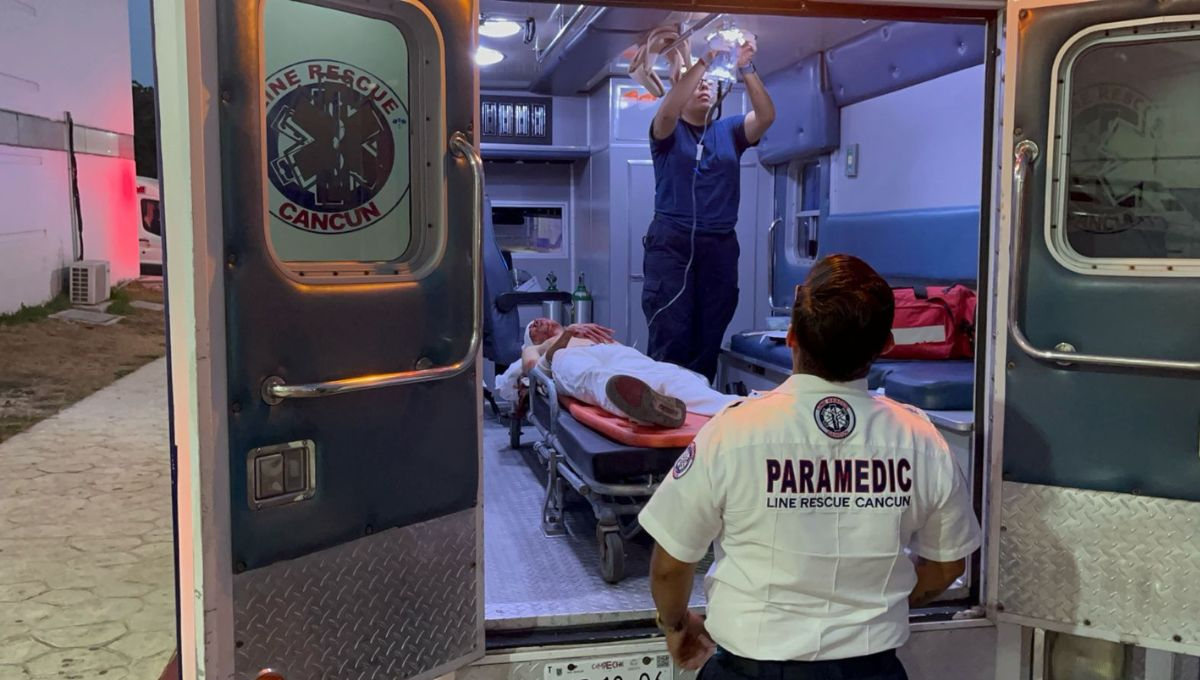 Paramédicos trasladaron al hospital al hombre en Cancún