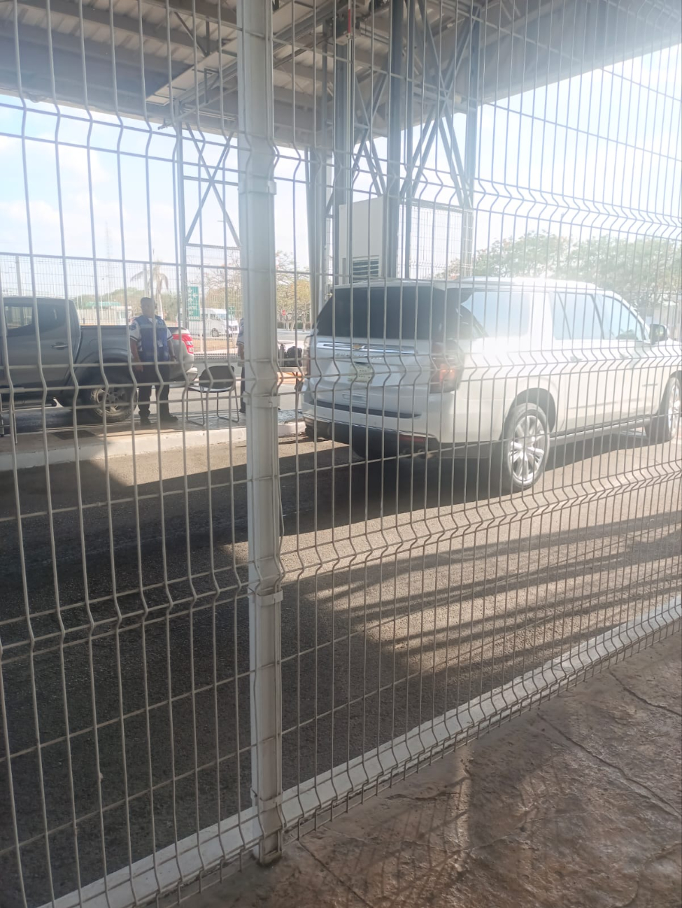 Al menos seis camionetas llegaron a recibir a la candidata presidencial al aeropuerto de Mérida