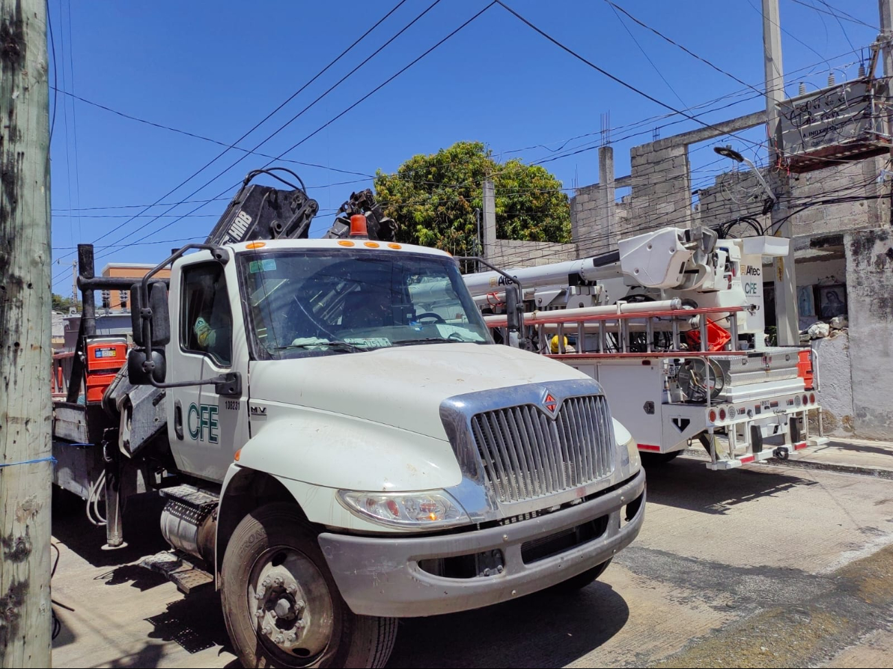 Vecinos de la colonia Pensiones en Campeche bloquean calles por falta de luz 