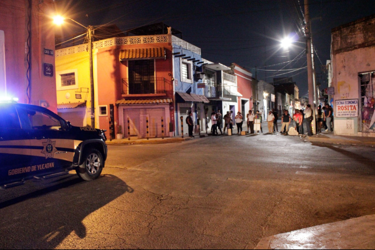 Policía resguarda a los manifestantes en Mérida