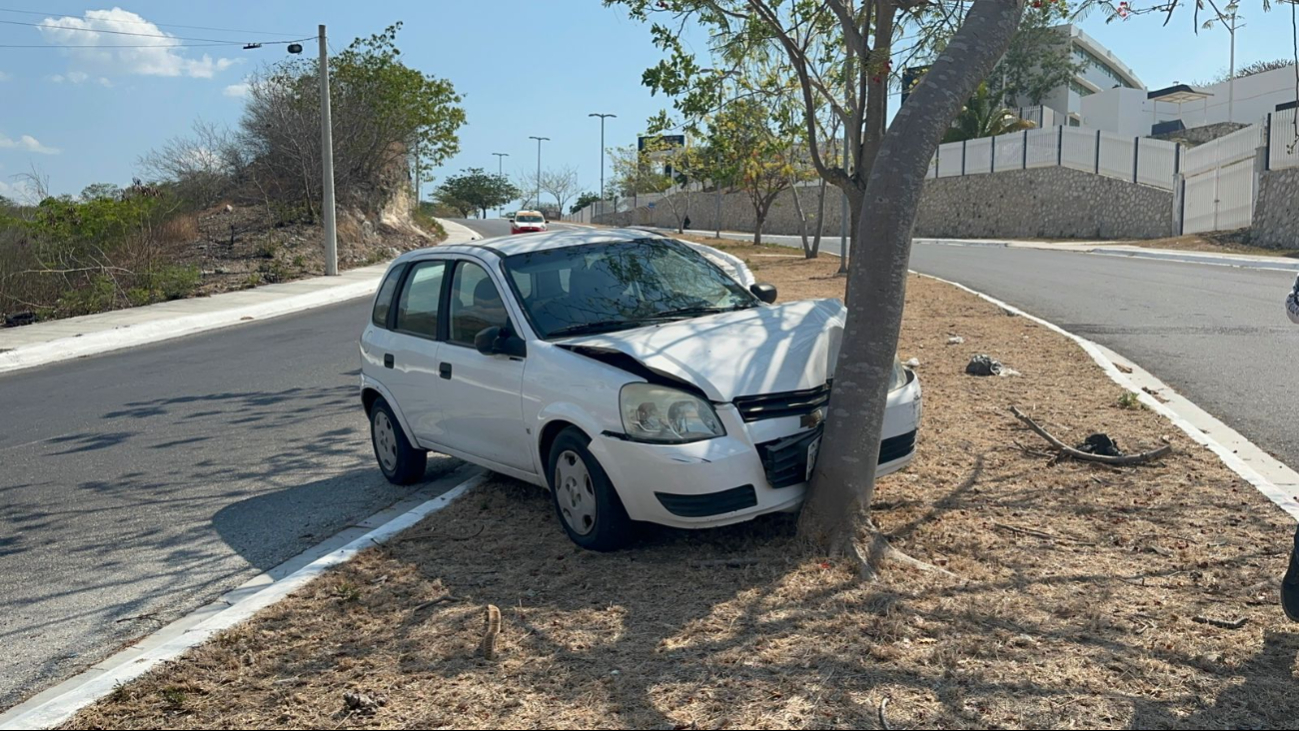Choca contra árbol y abandona su coche en Campeche 