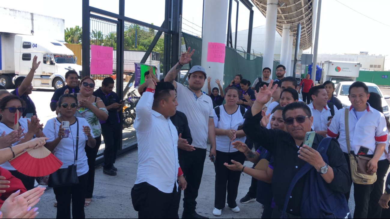 Más de 60 trabajadores protestan en el aeropuerto de Cancún tras recibir 100 pesos por el pago de utilidades 