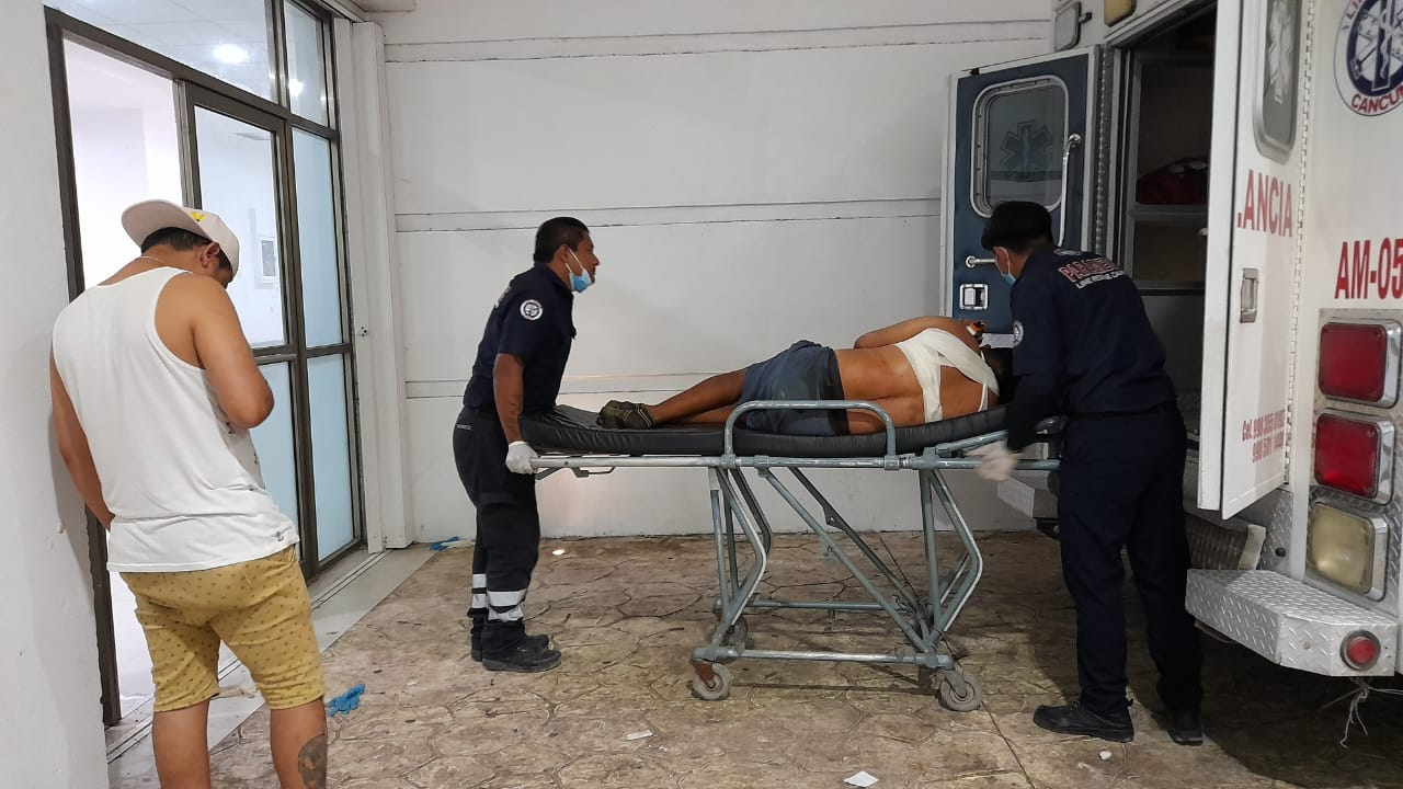 Paramédicos auxilian a hombre herido tras agresión en Cancún