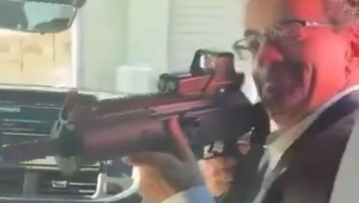 Jon Bejamin, embajador de Reino Unido en México fue despedido por apuntar con un rifle de asalto a empleado