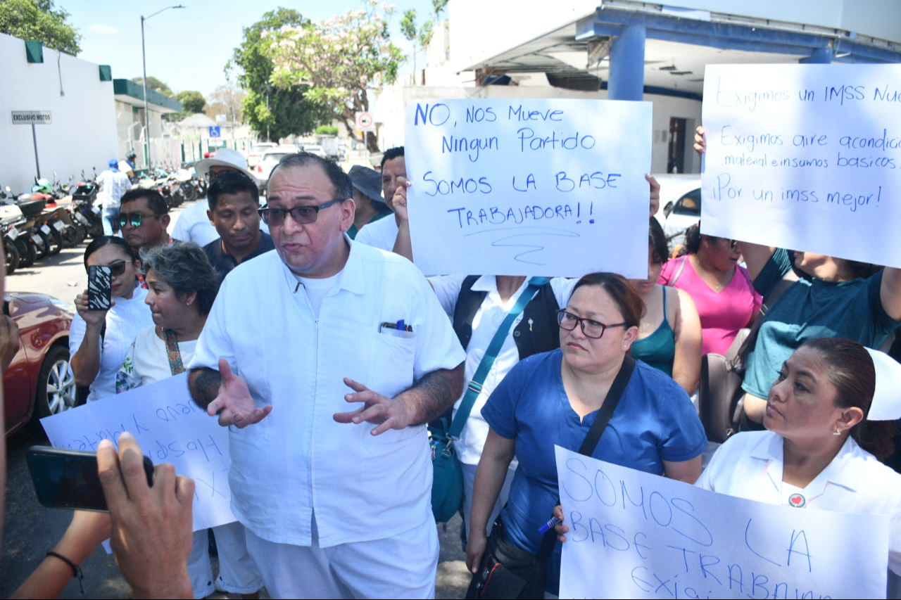 Protestan trabajadores del IMSS