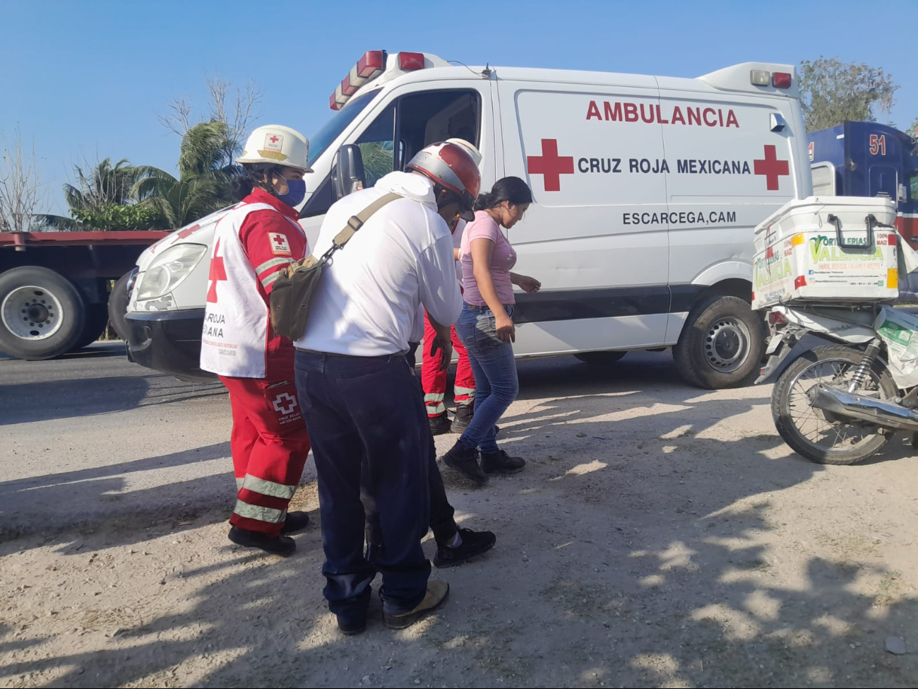 Mujeres impactadas por un tráiler terminan lesionadas