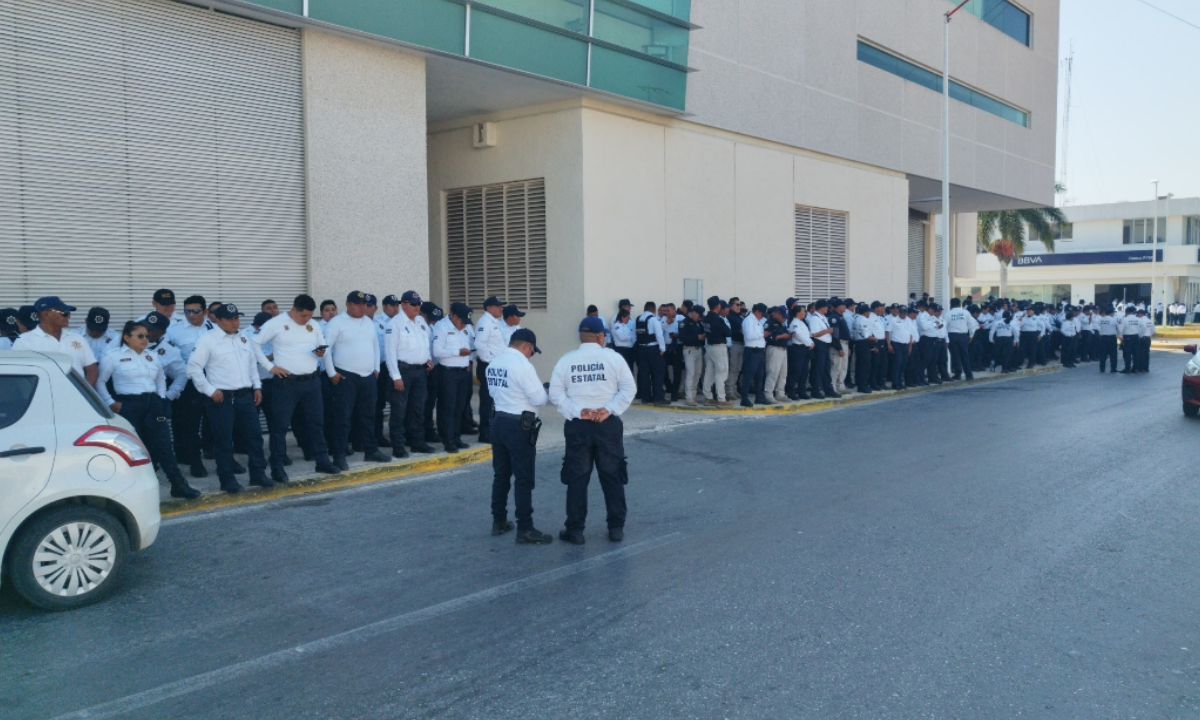 Policías en paro de Campeche esperan a Claudia Sheinbaum para plantearle su problema: EN VIVO 