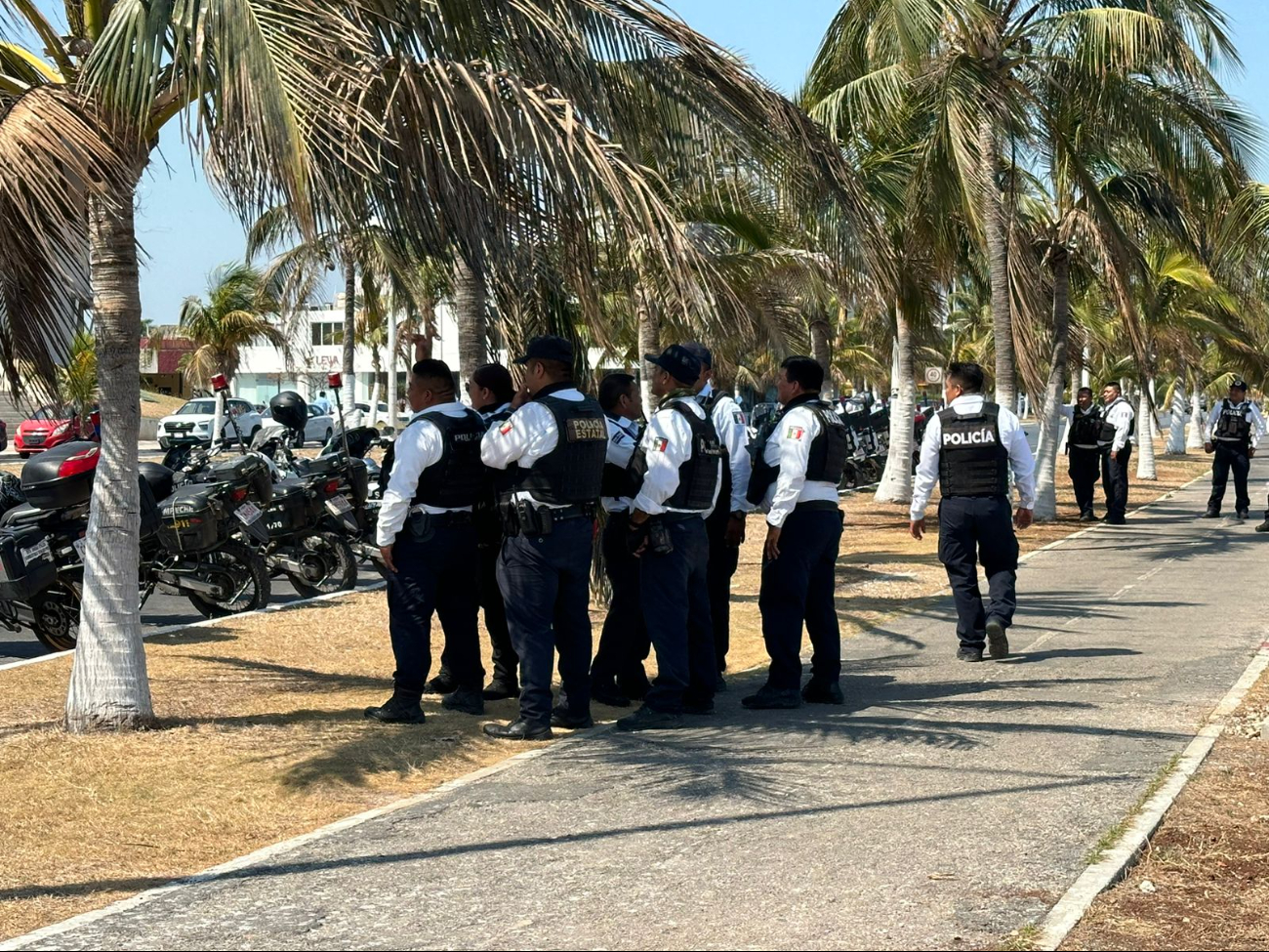 Policías se mantienen a las afueras del Centro de Convenciones