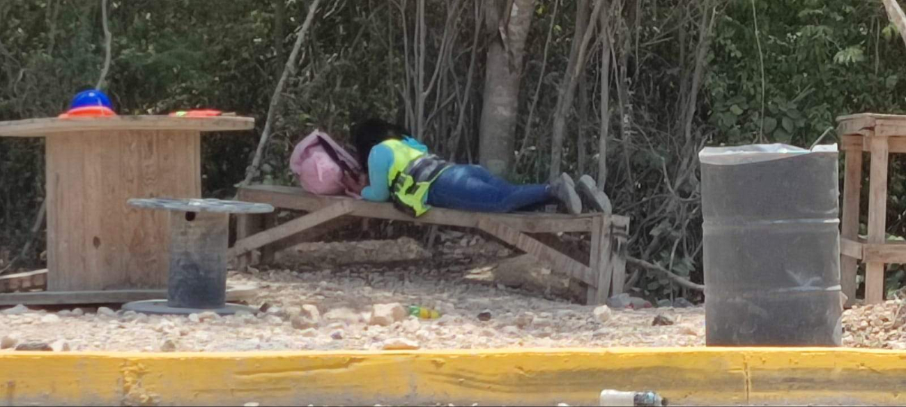 Los empleados reciben sueros y descansan durante su hora de comida para reponer fuerzas