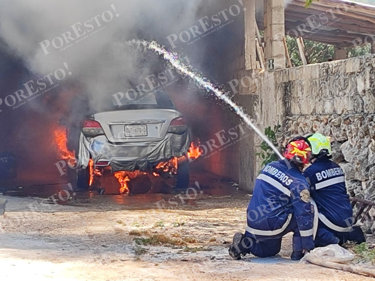 El auto fue consumido en su totalidad por el fuego