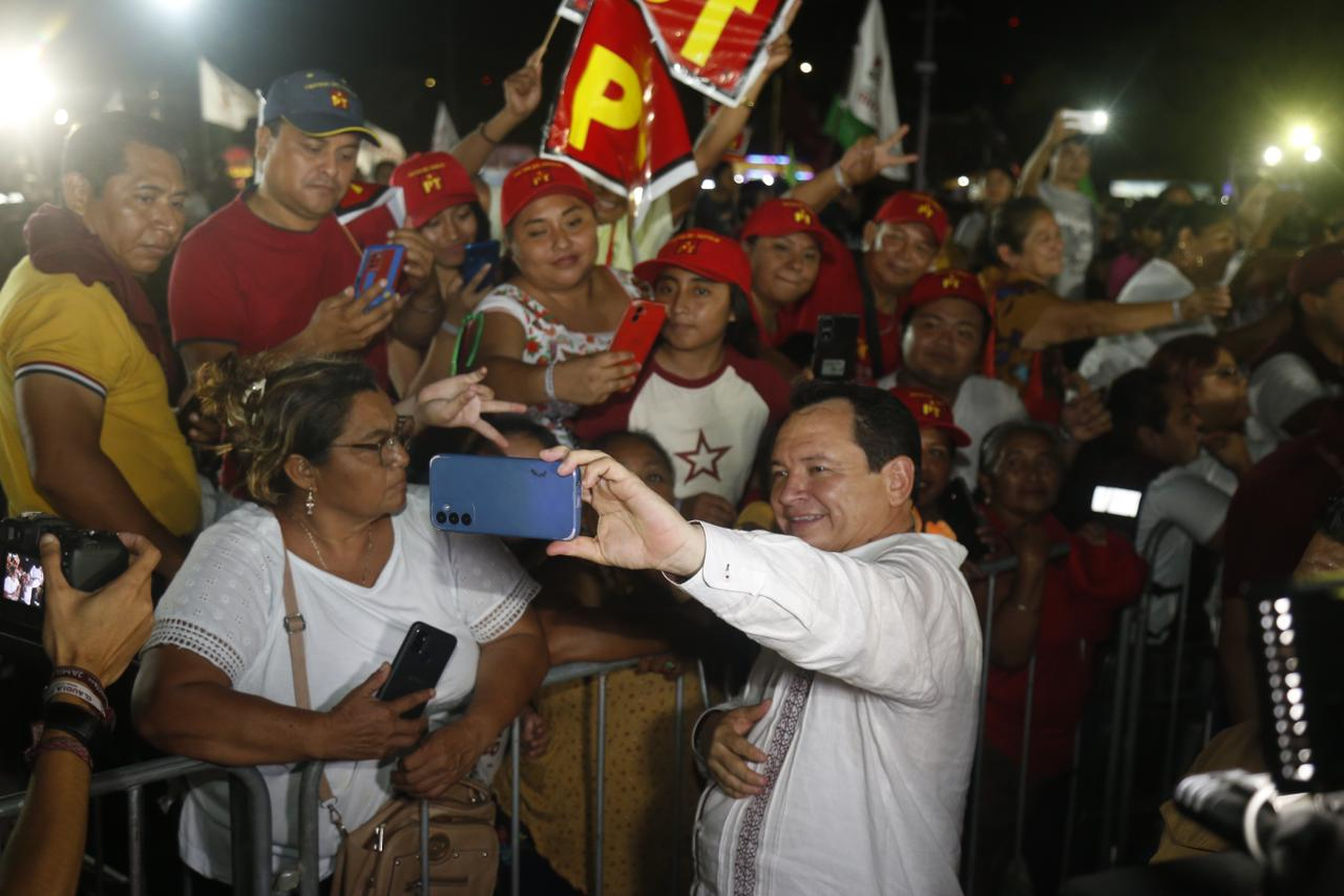 Joaquín Díaz Mena convive con simpatizantes de Morena en Mérida