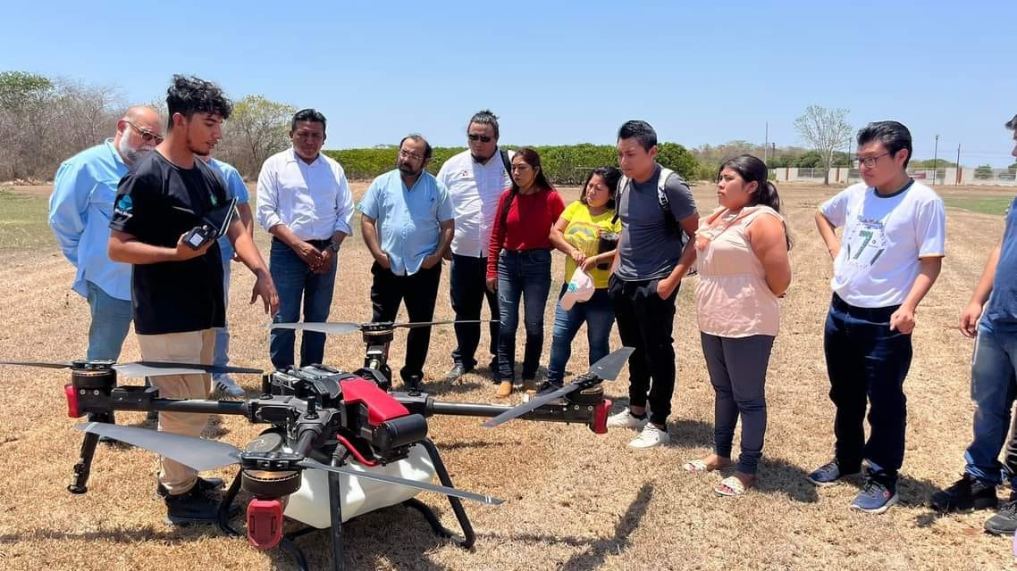 Estudiantes realizaron una demostración del uso de los drones para la agricultura