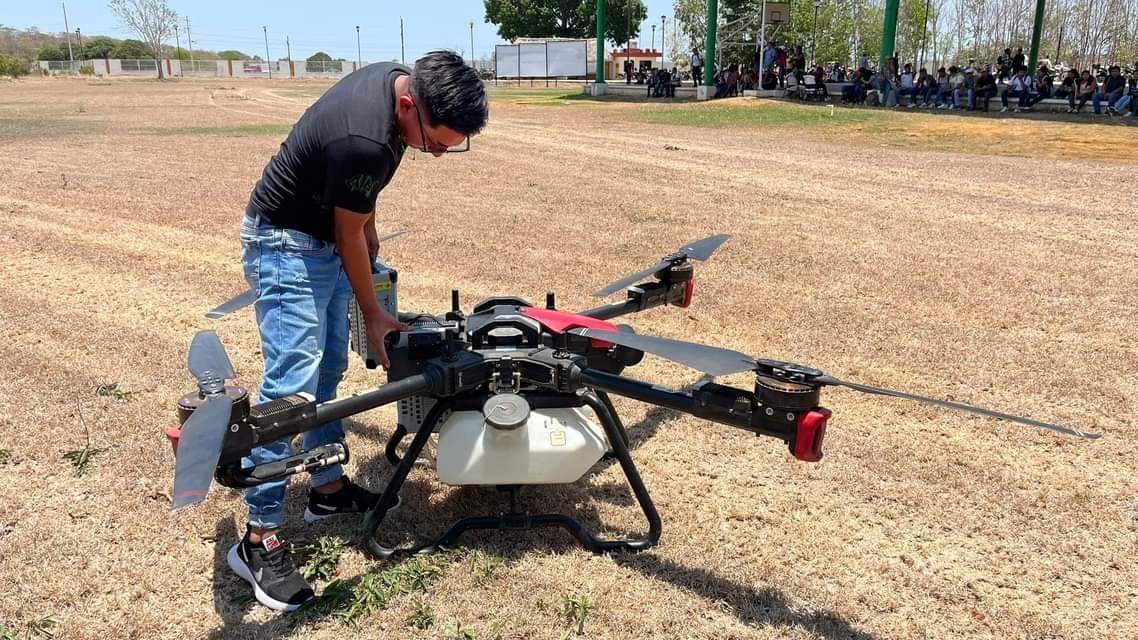 Estudiantes realizaron una demostración del uso de los drones para la agricultura