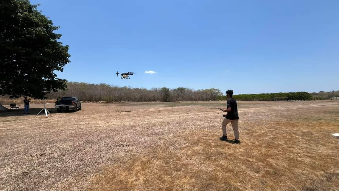 Estudiantes realizaron una demostración del uso de los drones para la agricultura