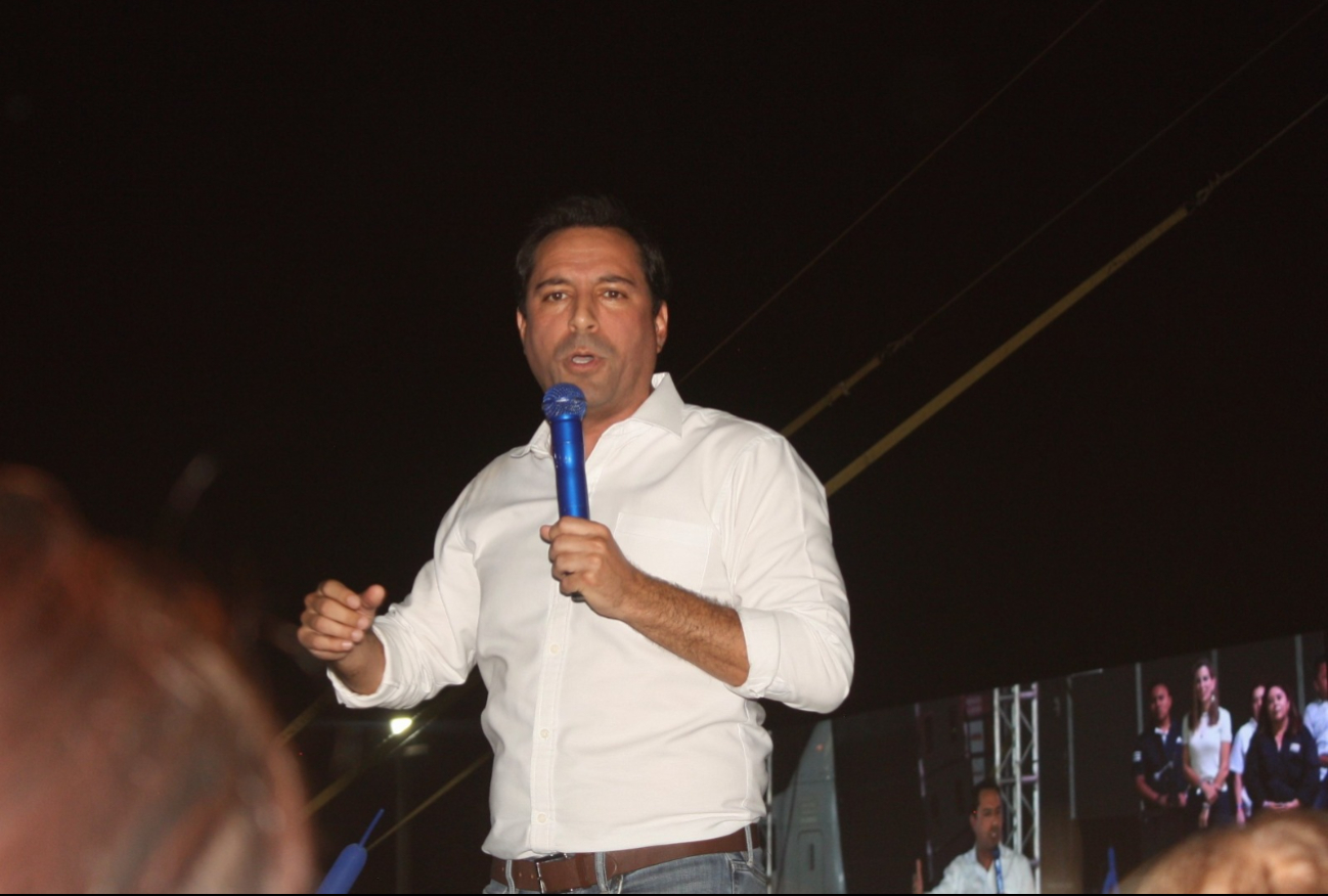 Mauricio Vila durante un evento político en Mérida