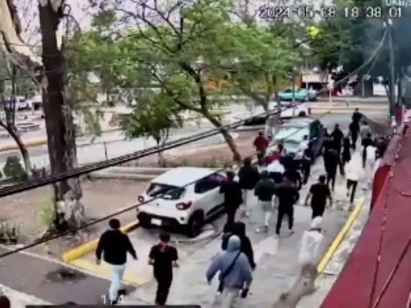 Así fue la golpiza que mató a estudiante afuera del CCH Naucalpan: VIDEO