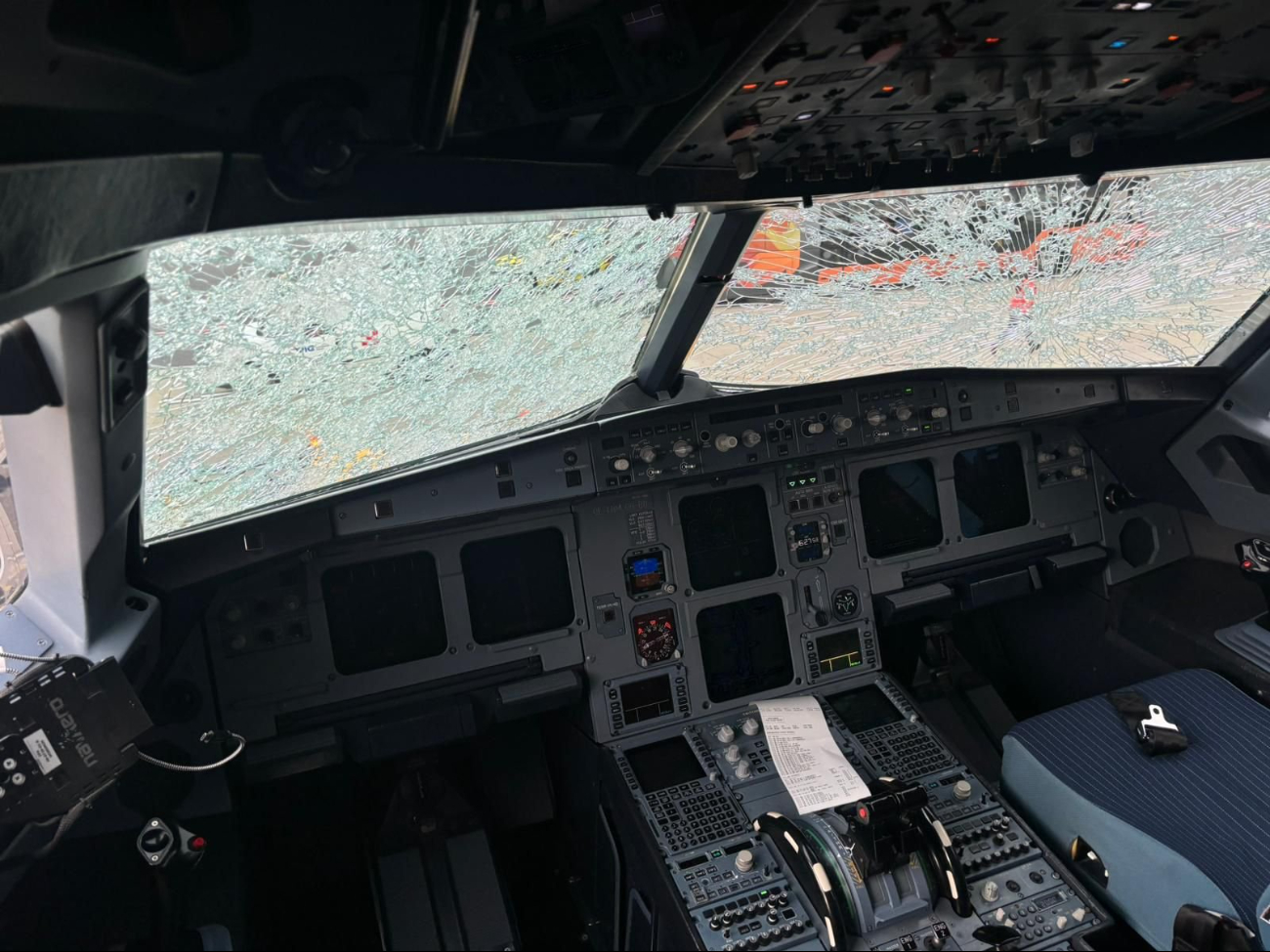 Granizo destruye parabrisas de avión durante pleno vuelo