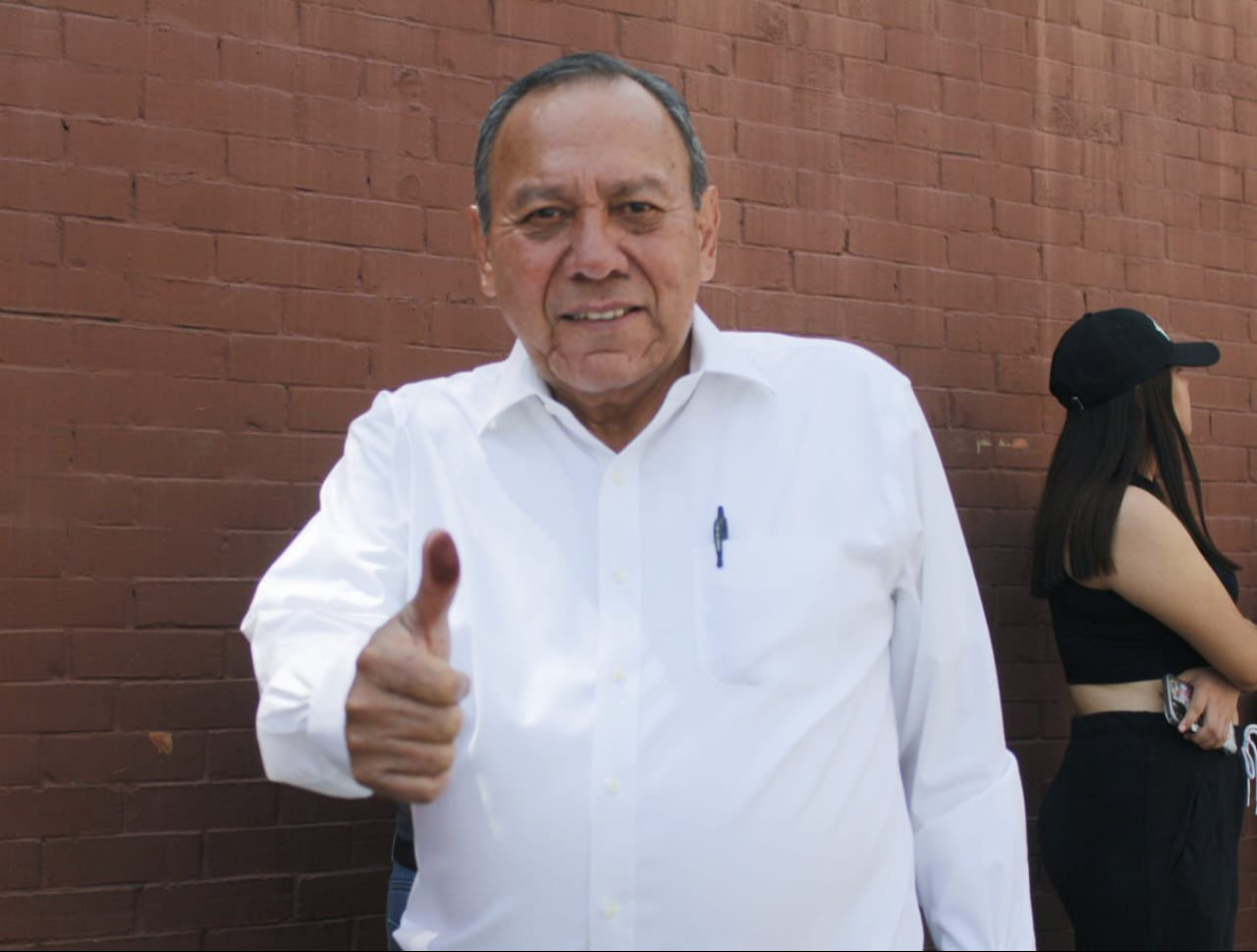 Jesús Zambrano, presidente del PRD, después de votar