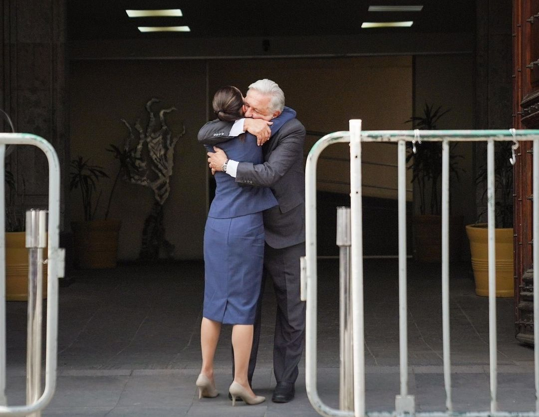 A su llegada, Sheinbaum y AMLO se dieron un abrazo, el cual marca el inicio de la transición del gobierno