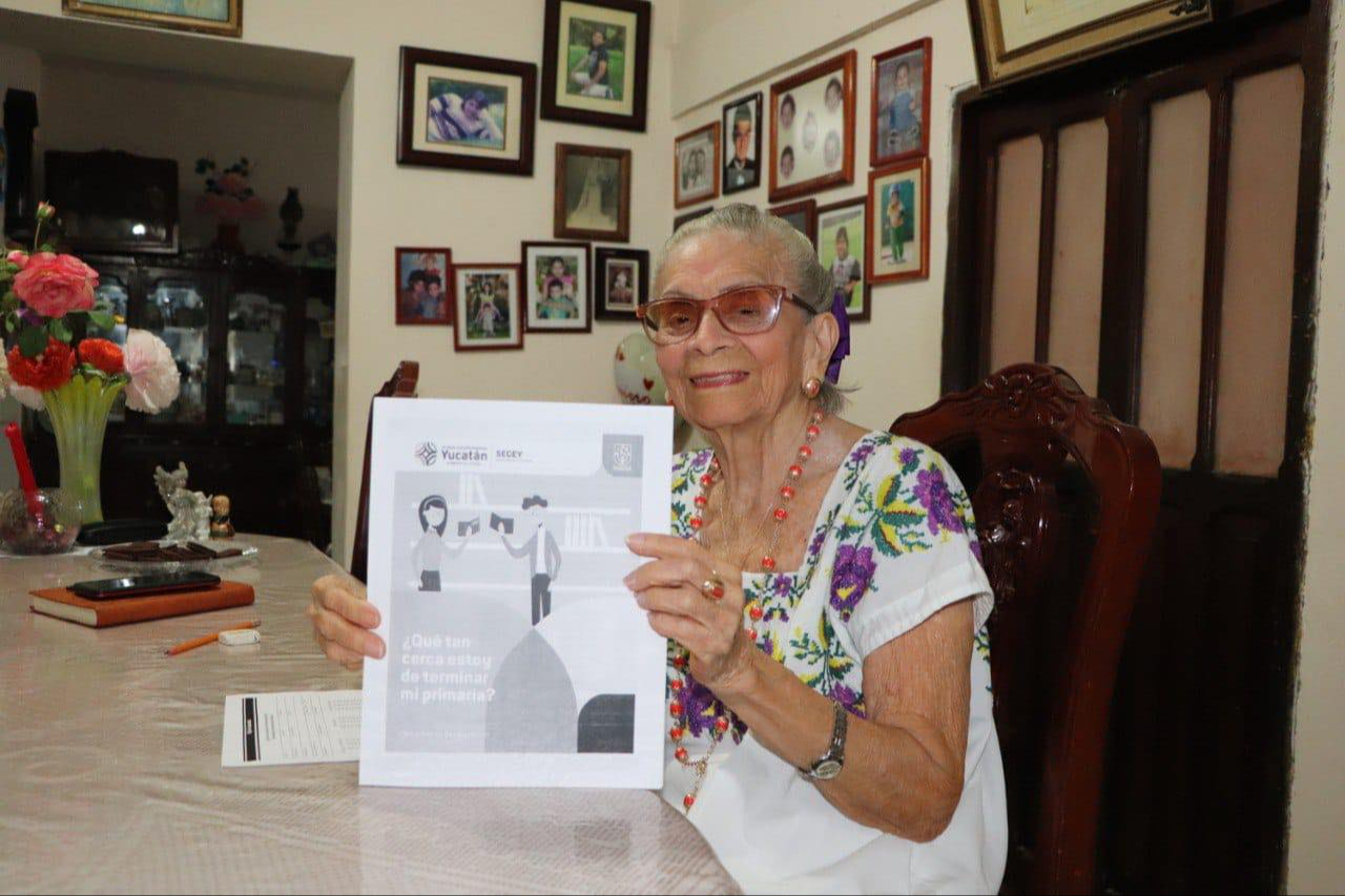 A sus 94 años, abuelita de Ticul, Yucatán, termina la primaria
