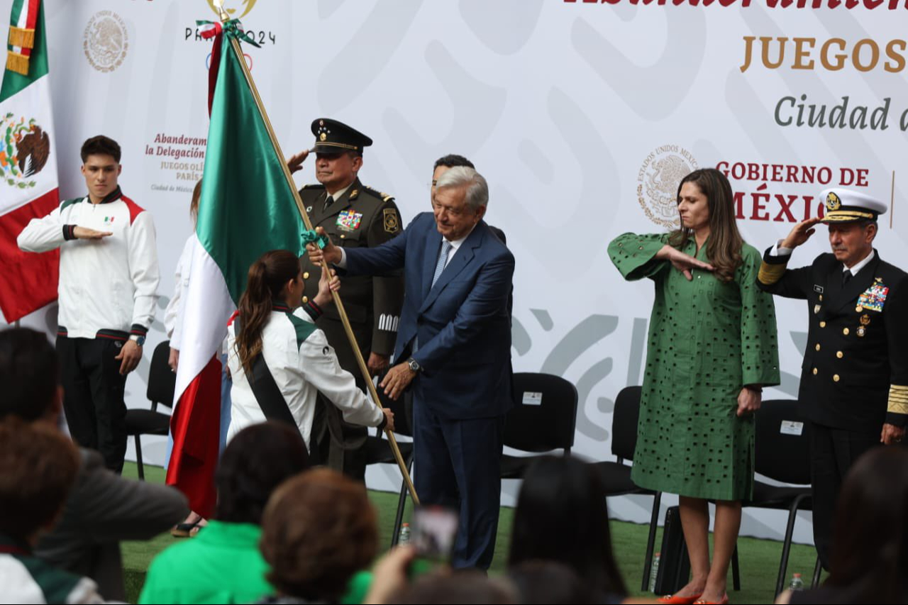 AMLO entrega la bandera a Alejandra Orozco