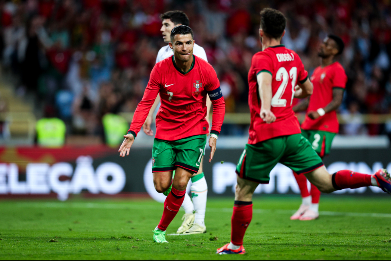 Cristiano Ronaldo celebra con Diogo Jota frente a Irlanda