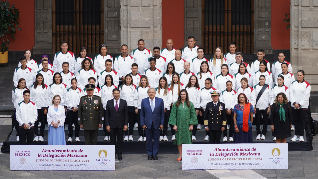 Fotografía del presidente AMLO con los atletas mexicanos que estarán en los JJOO 2024