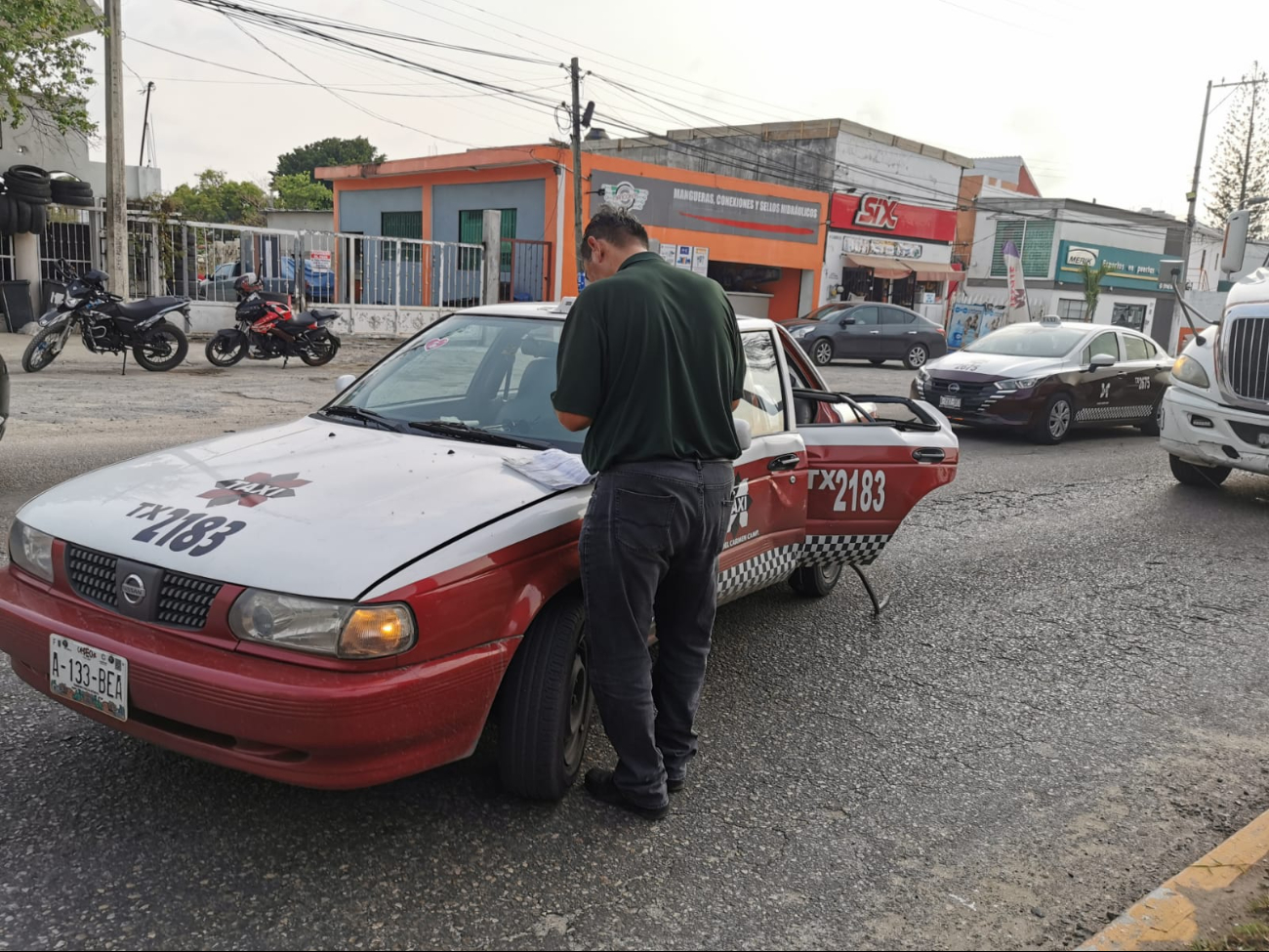 Taxista analiza los daños de su unidad en Ciudad del Carmen