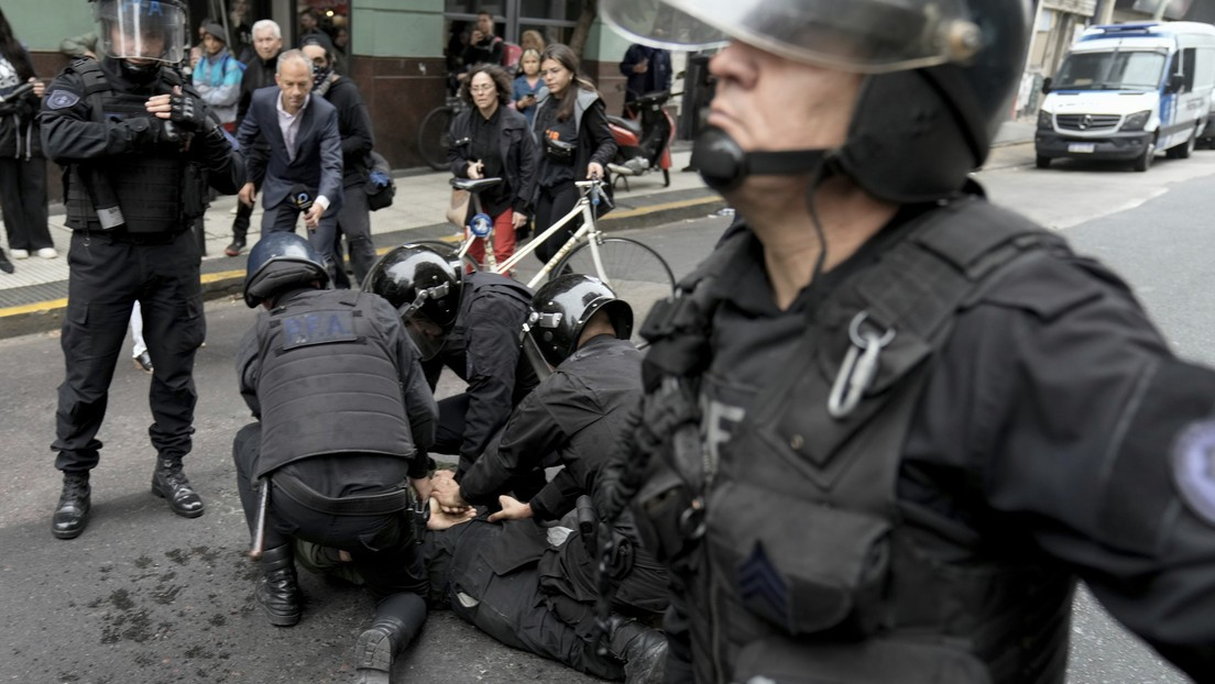 Policía argentina lanza gas pimienta a legisladores que se manifestaron en el Congreso