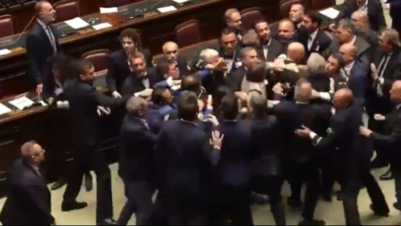 Diputados italianos protagonizan pelea campal durante discusión de reformas en el Congreso