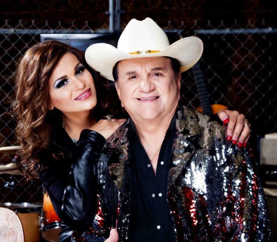 El conductor fue conocido por impulsar la carrera de los cantantes de la música texana, incluso se le atribuye la primera entrevista a Selena Quintanilla