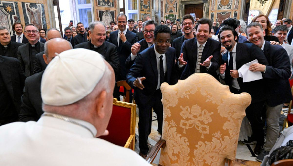 Papa Francisco se encuentra con humoristas y actores de comedia en el Vaticano