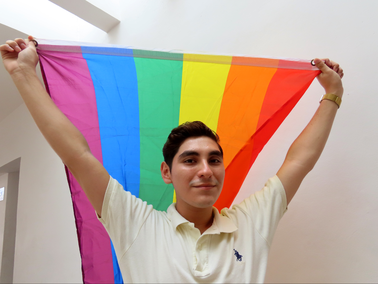 Roberto McDonald se identifica como una persona gay