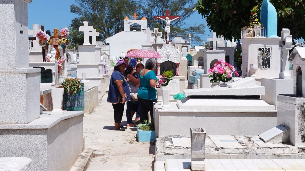 La afluencia a los cementerios fue menor que en el Día de las Madres