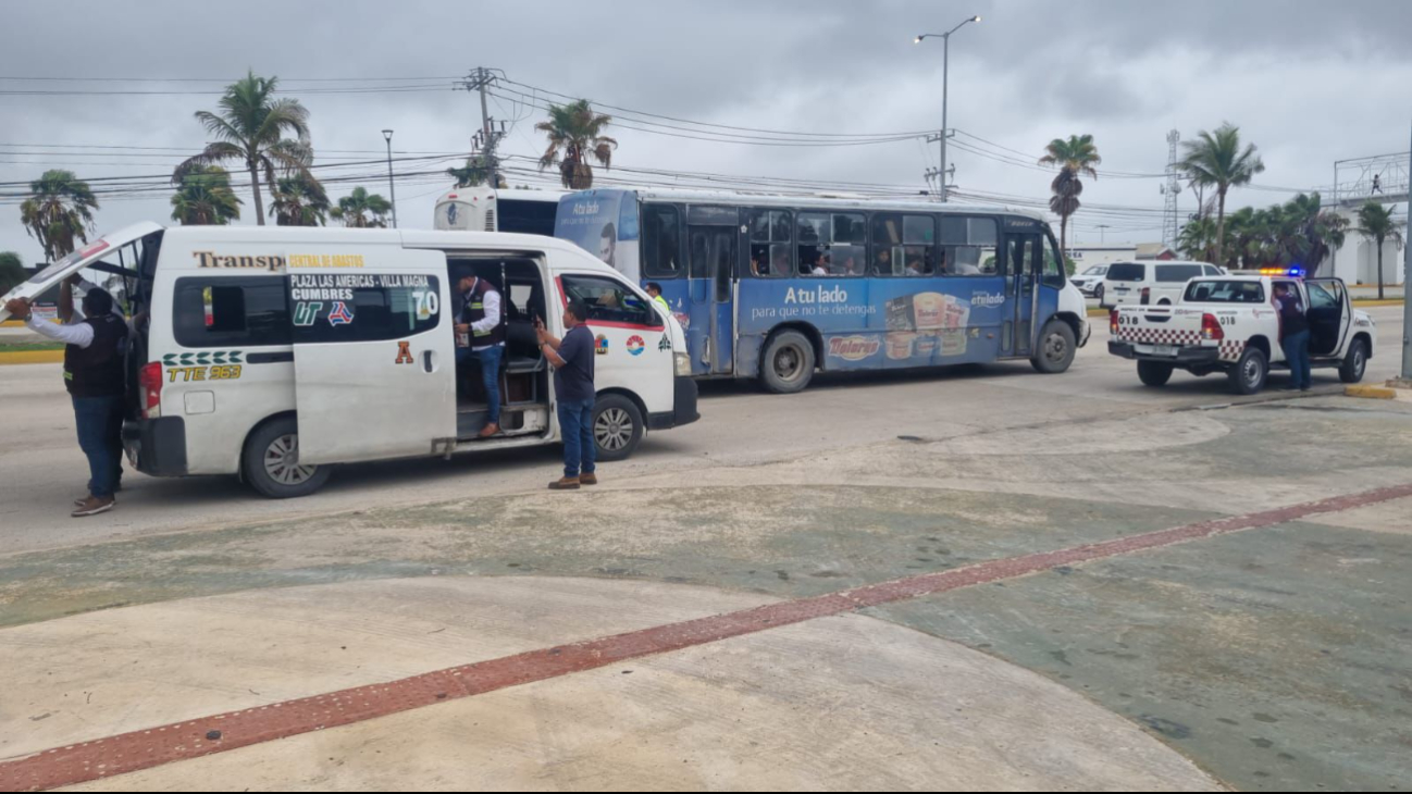Agentes procedieron a detener al conductor de la minivan en Cancún